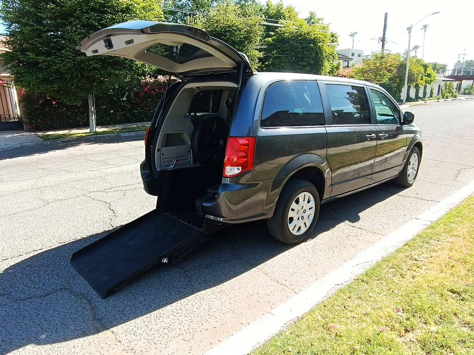 
								2018 Dodge Grand Caravan SE full									